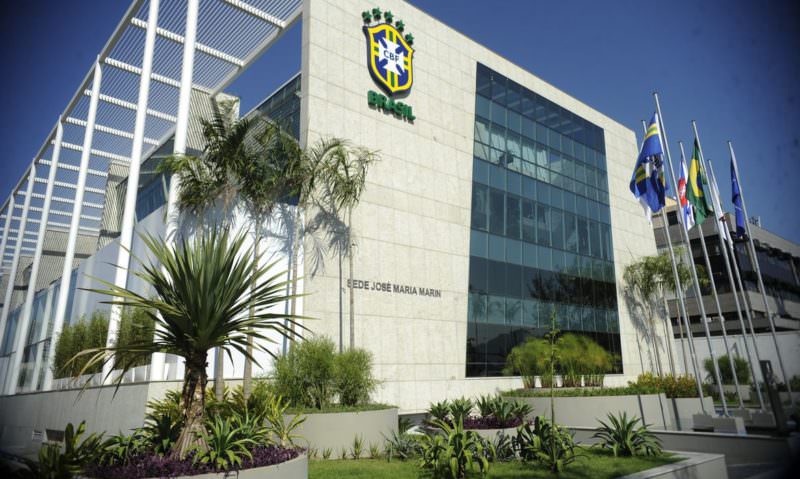 ‘O calendário deve ser mantido’, diz secretário da CBF sobre paralisação do futebol