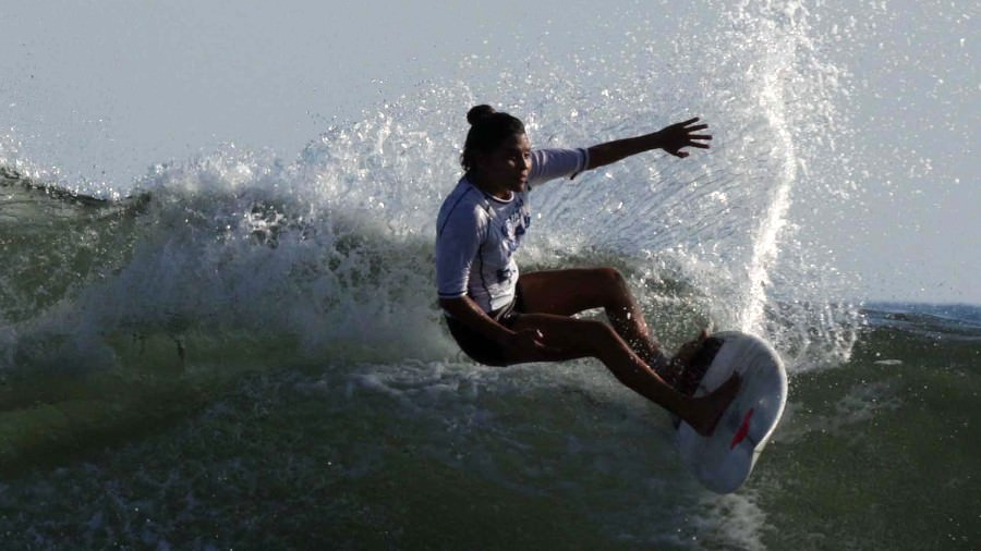 Surfista de 22 anos morre após ser atingida por um raio durante treino