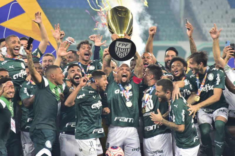 Palmeiras encerra temporada com três títulos e quase R$ 250 milhões