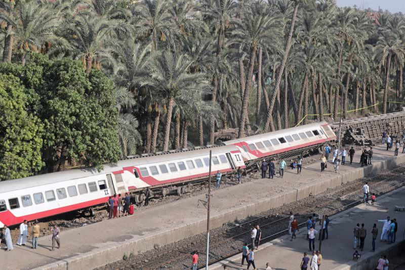 Colisão entre trens deixa dezenas de mortos e mais de 100 feridos no Egito