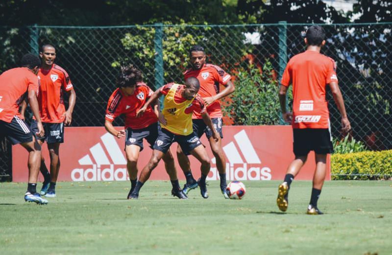 São Paulo realiza treino com presença de Orejuela