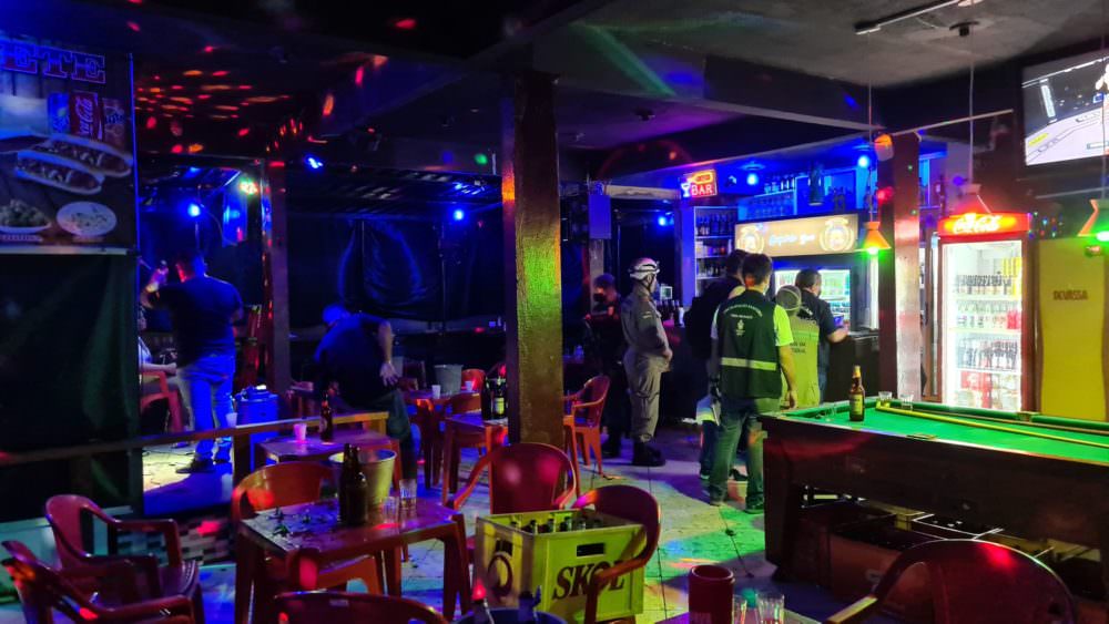 Em Manaus, 26 bares são flagrados pela polícia com aglomeração de pessoas 