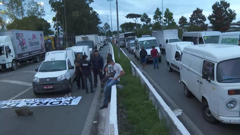 Caminhoneiros realizam protesto e interditam Marginal Tietê em SP