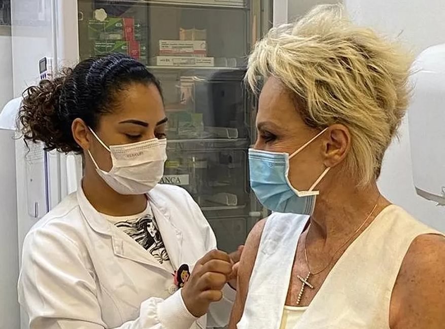 Ana Maria Braga recebe vacina contra a covid em São Paulo