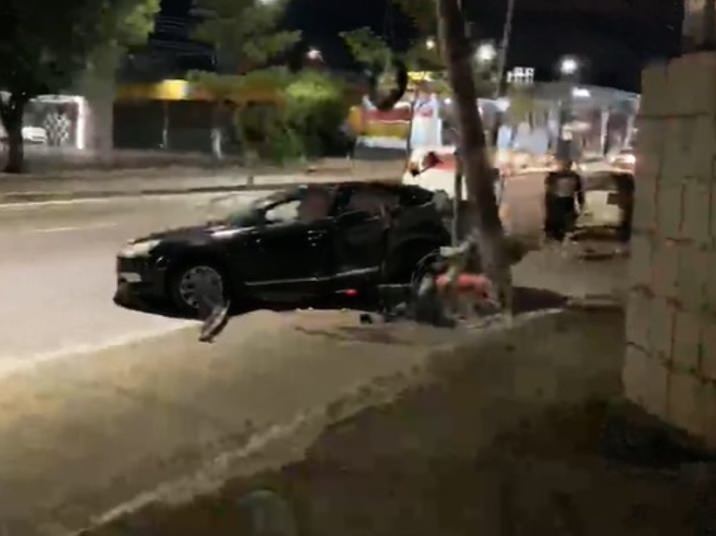 Motorista colide carro em poste na avenida Djalma Batista