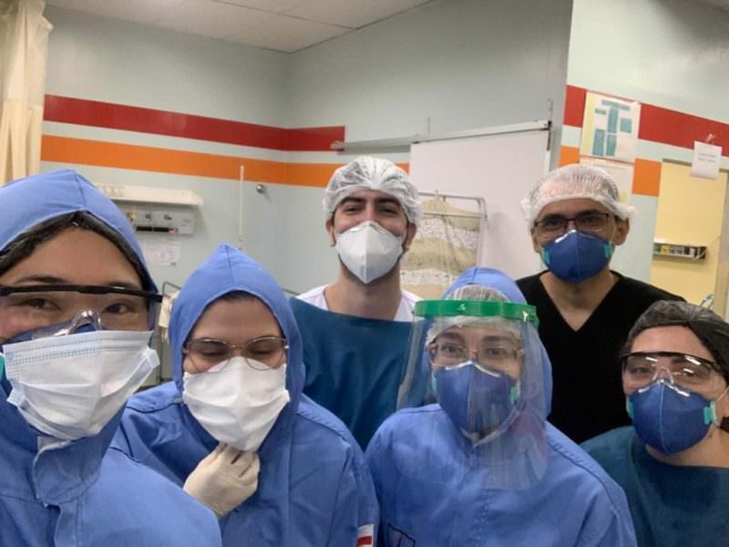 Dr. Iuri ao fundo, com amigos de profissão em hospital de Manaus