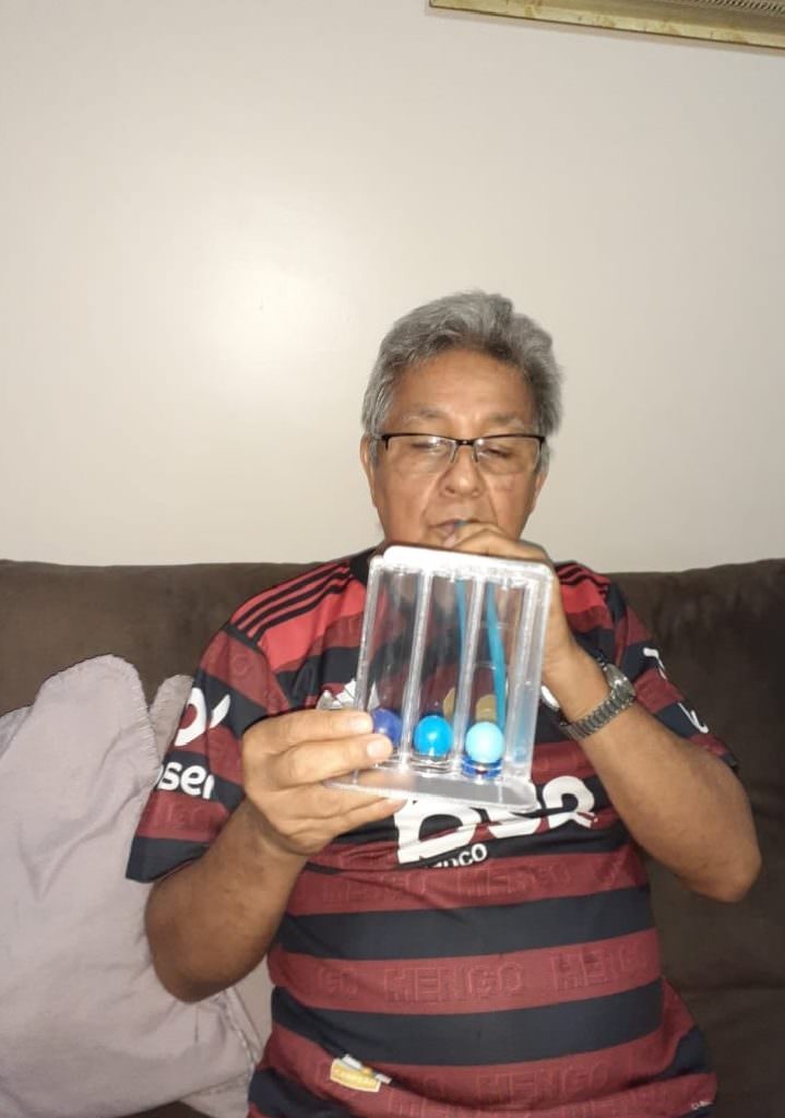 Raimundo se exercitando em casa, após a covid-19