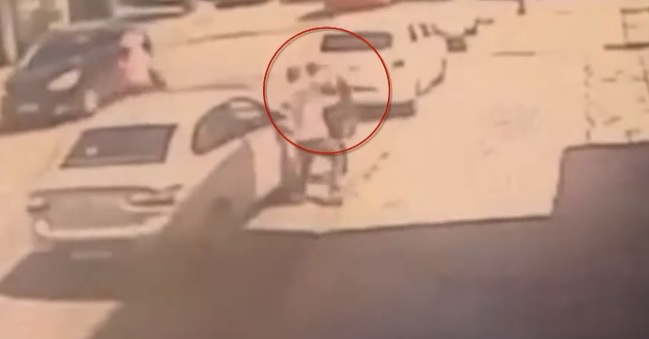 Vídeo mostra mulher sendo morta a facadas no meio da rua pelo ex