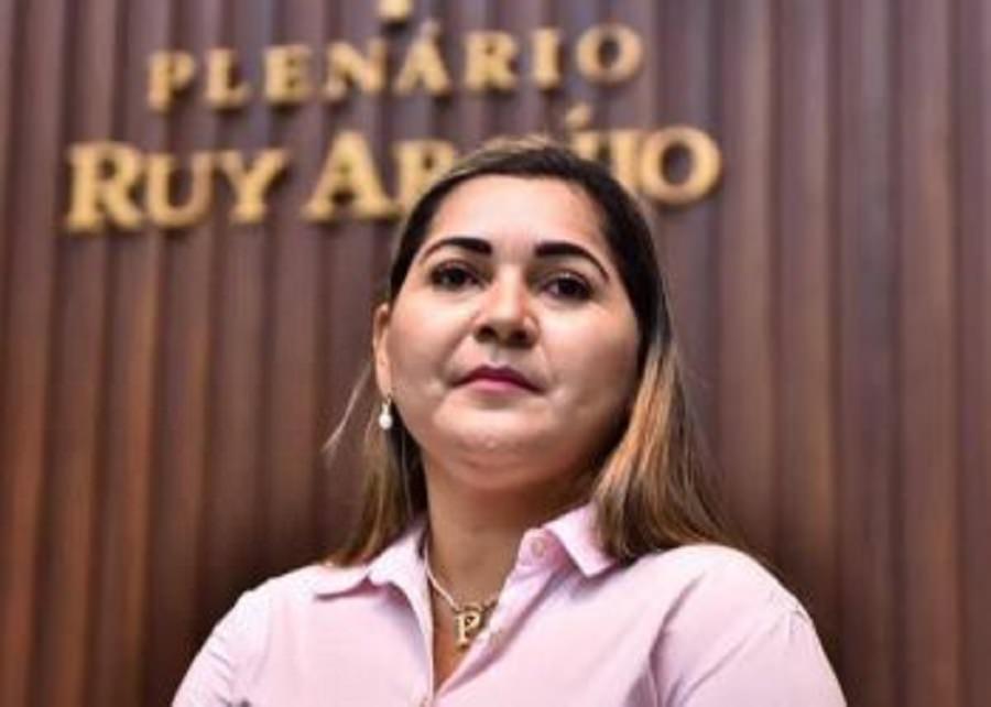 Patrícia Lopes contrata tendas e gestão de convênios por R$ 174 mil; uma das empresas é do amigo