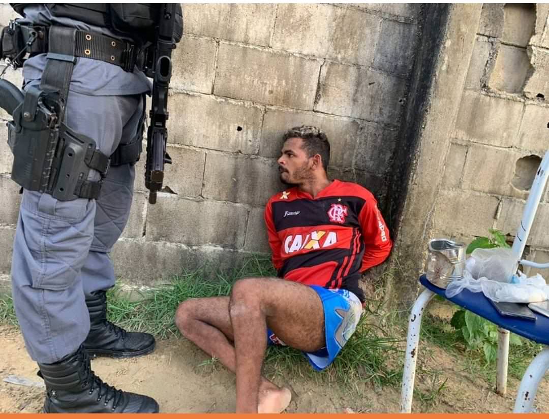 Traficante é preso com drogas escondidas em piso falso na zona Leste