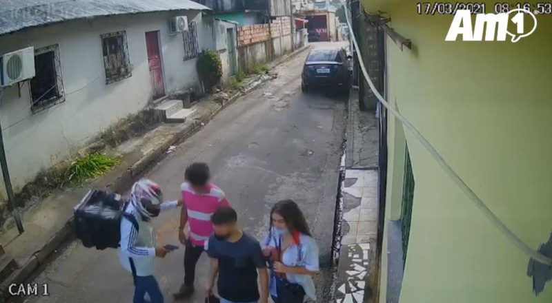 Assaltantes fingem ser entregadores de delivery e atacam industriários em Manaus: Veja vídeo