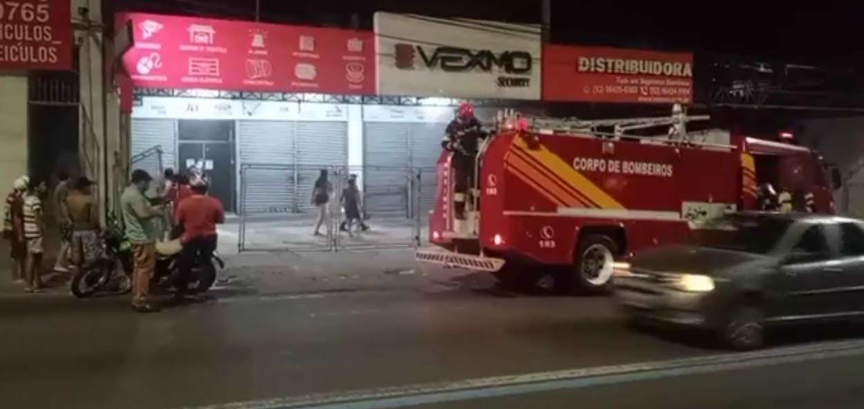 Incêndio atinge prédio de produtos eletrônicos na Avenida Max Teixeira