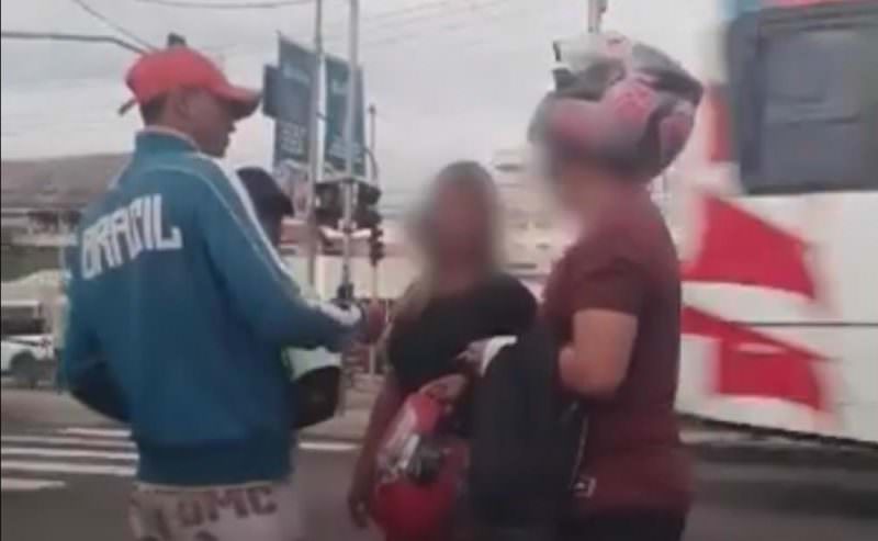 Denúncia: homens tocam terror em fila da Caixa Econômica na zona Leste; veja vídeos
