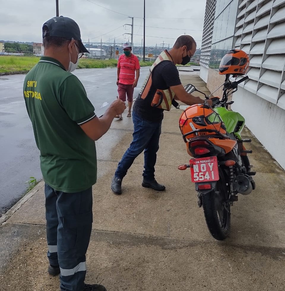 Vistoria para taxistas e mototaxistas com restrições é retomada na zona Leste