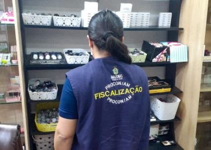 Procon-AM apreende mais de 150 unidades de cosméticos vencidos em importadora no Centro de Manaus