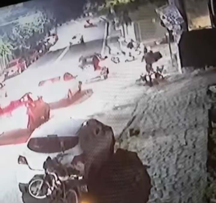 Vídeo: carro descontrolado invade sinal e atinge duas pessoas em Manaus