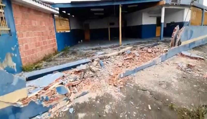 Assalto a ônibus deixa motorista ferido e colisão do veículo com muro de escola