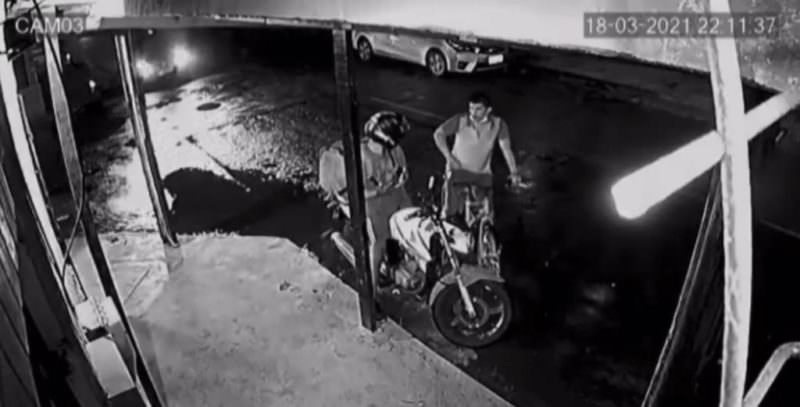 Vídeo: Assaltante tenta roubar motoboy e é atropelado