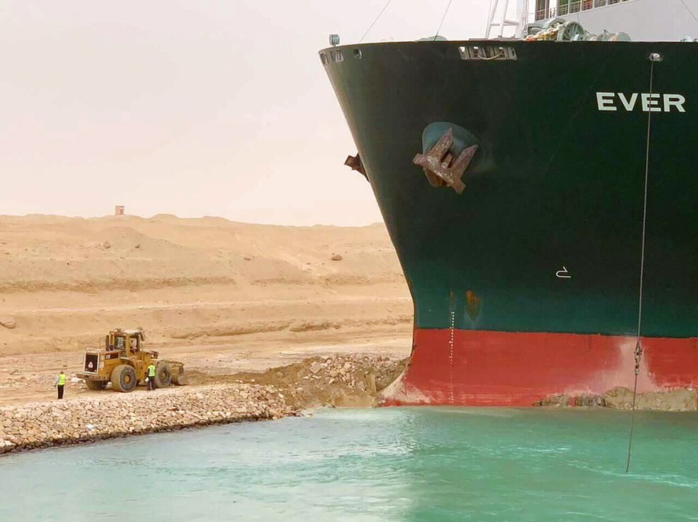 Suez: navio encalhado pode causar escassez mundial de papel higiênico