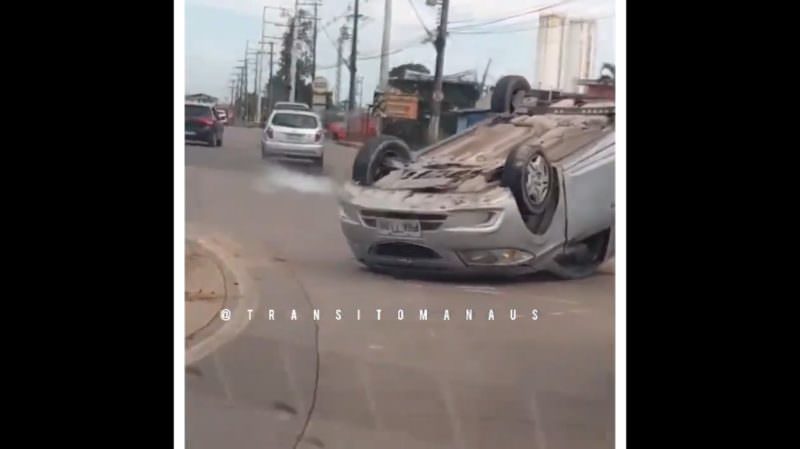 Torquato Tapajós tem trânsito afetado por capotamento de veículo; veja vídeo