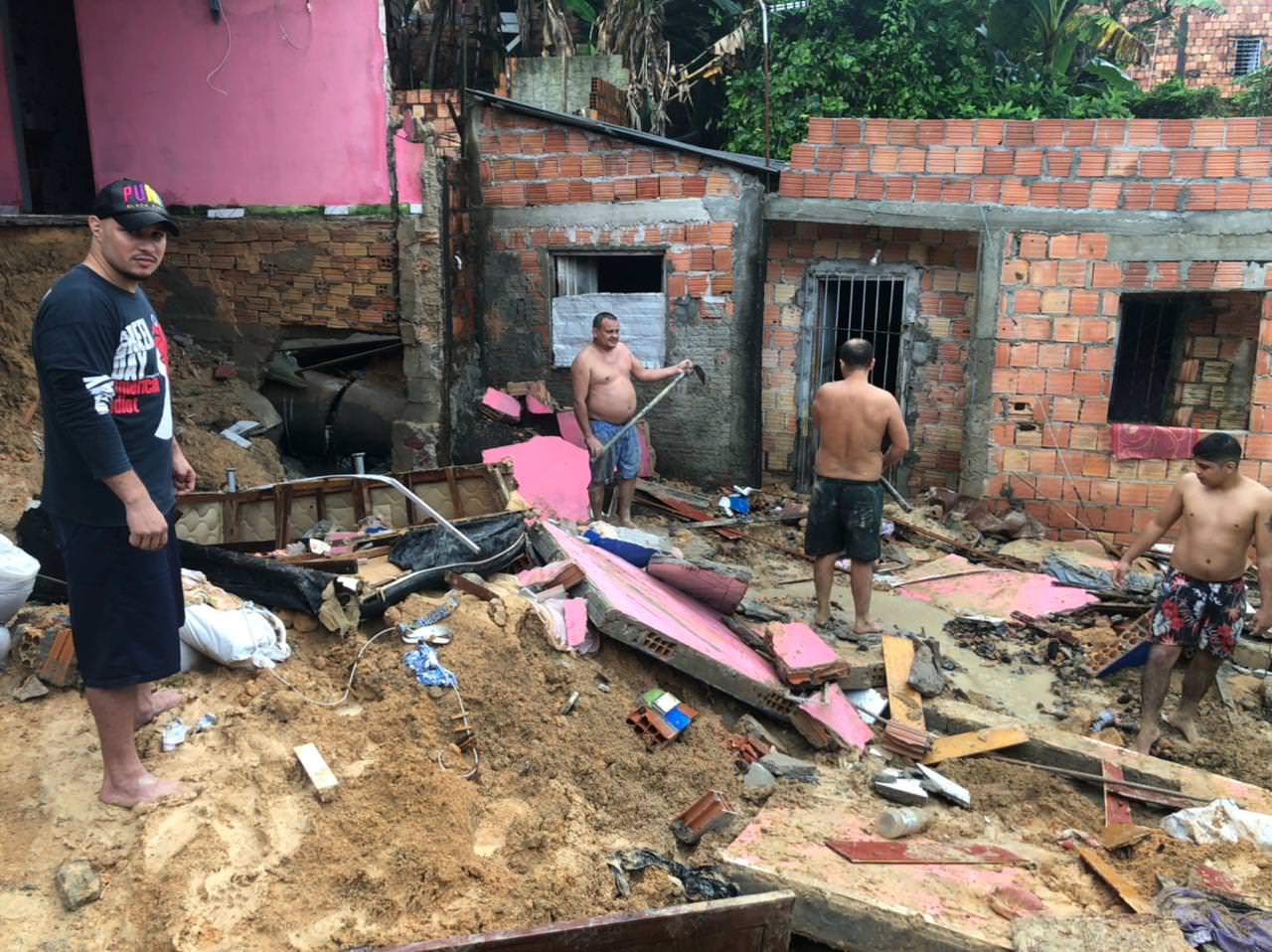 Temporal causa desabamento de casas na zona Norte de Manaus
