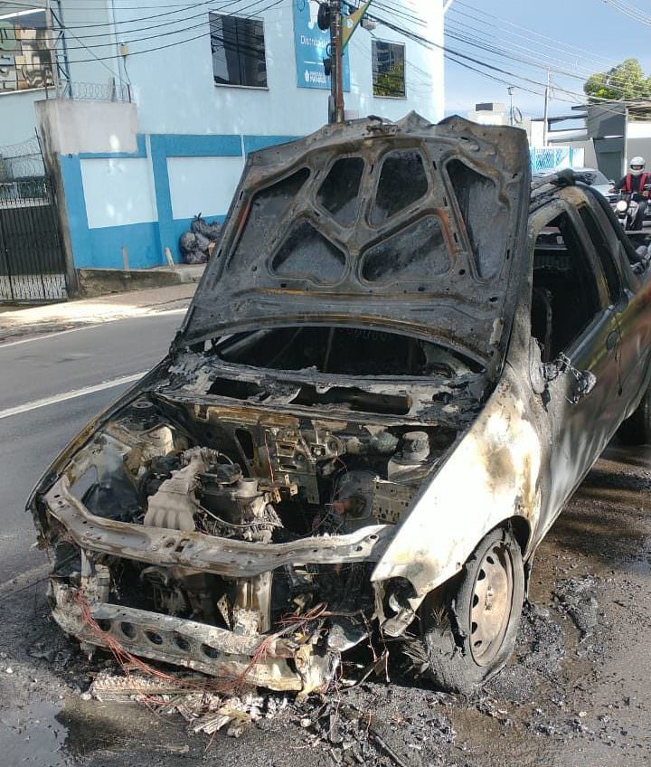 Veículo superaquece e pega fogo em avenida no Adrianópolis: veja vídeos