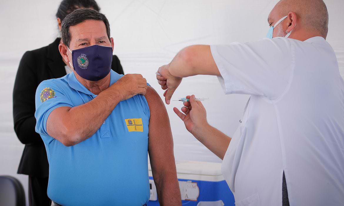 Vice-presidente Hamilton Mourão é vacinado contra a covid-19