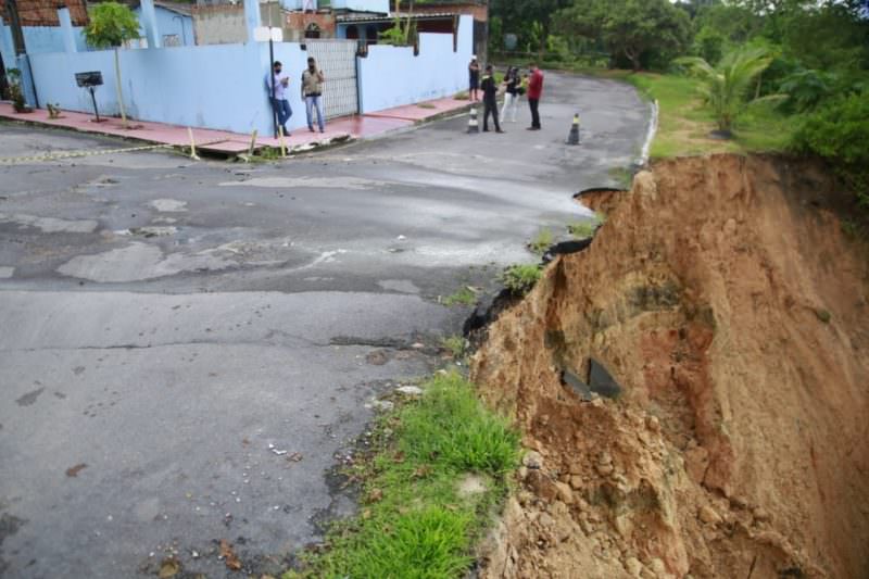 Veja imagens dos estragos causados por forte chuva em Manaus