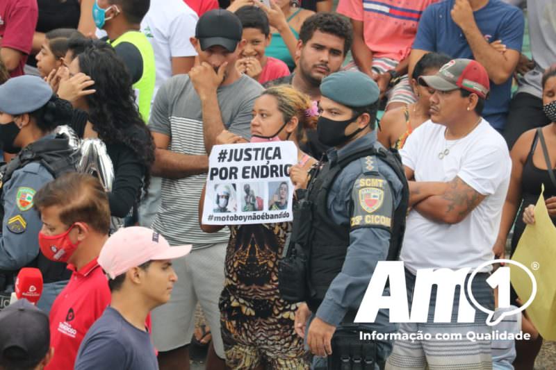 Justiça por Endrio: familiares realizam protesto por jovem morto por engano