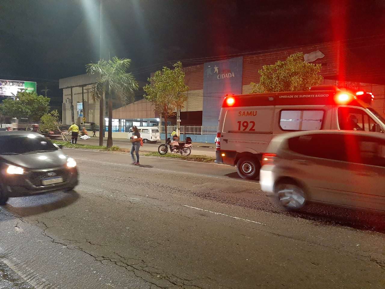 Motoqueiro derruba placa de sinalização durante manobra arriscada na Avenida Max Teixeira