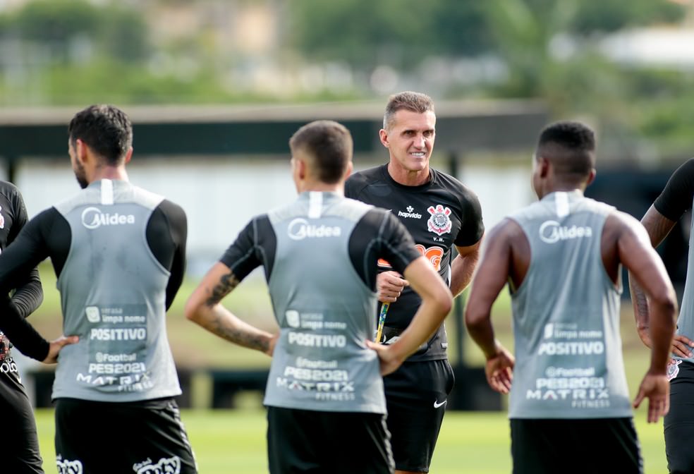 Corinthians retoma treinos à espera de definição do calendário