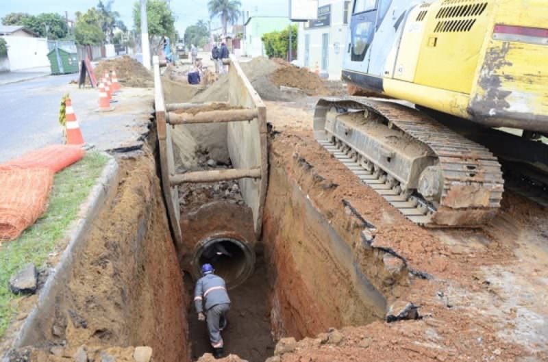 Bairro Cachoeirinha recebe substituição de tubos subterrâneos da rede de drenagem