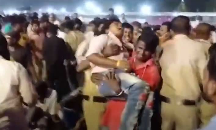 Vídeo: arquibancada despenca em jogo na Índia e deixa 60 feridos