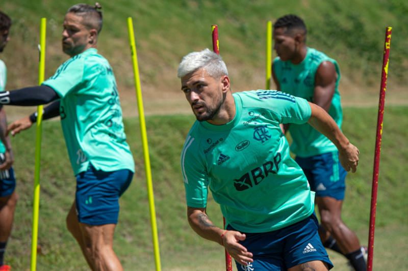 Após ficar ‘retido’ no Uruguai, Arrascaeta se apresenta no treino do Flamengo