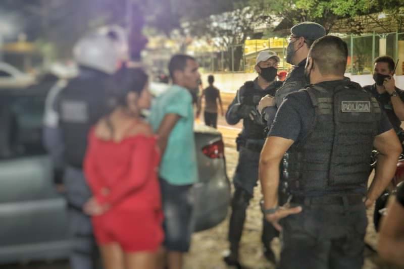 Cena de filme: trio em moto é detido ao tentar furar o bloqueio policial em Manaus