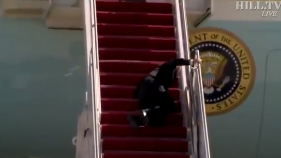 Vídeo: Biden tropeça e cai duas vezes ao subir em avião