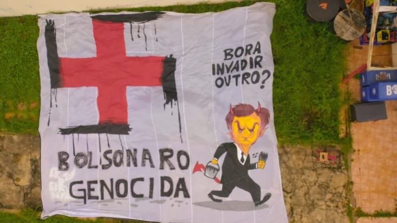 Grupo é preso no DF por estender cartaz com suástica contra Bolsonaro