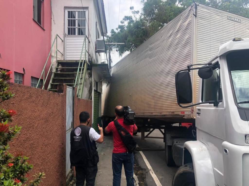 Carreta desgovernada invade casa no bairro Redenção