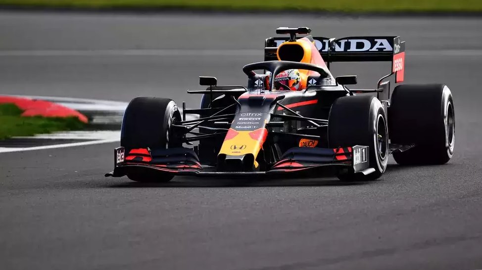 Verstappen fecha a pré-temporada da F1 no topo; Hamilton roda de novo