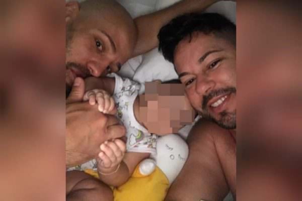 Justiça manda casal homoafetivo devolver bebê adotada em Goiás