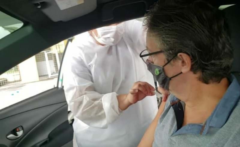 Ex-secretário Luiz Castro toma dose da vacina contra covid-19