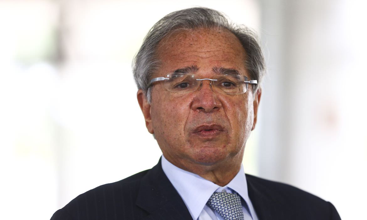 Ministro Paulo Guedes é vacinado contra a covid-19 em Brasília