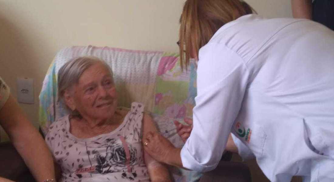 Covid-19: mãe de Bolsonaro recebe segunda dose de Coronavac