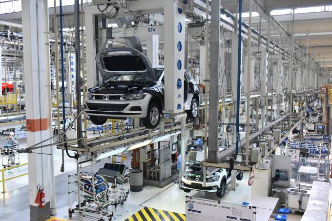 Volkswagen paralisa produção no país por agravamento da pandemia