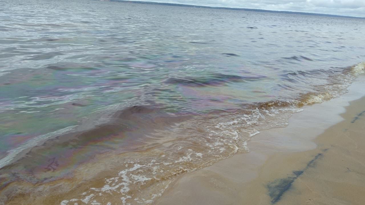 Mancha de óleo e material não identificado são encontrados na praia da Ponta Negra