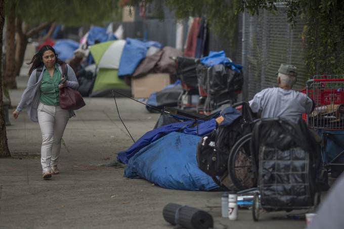Los Angeles: autoridades fecham parque para remover acampamento de moradores de rua