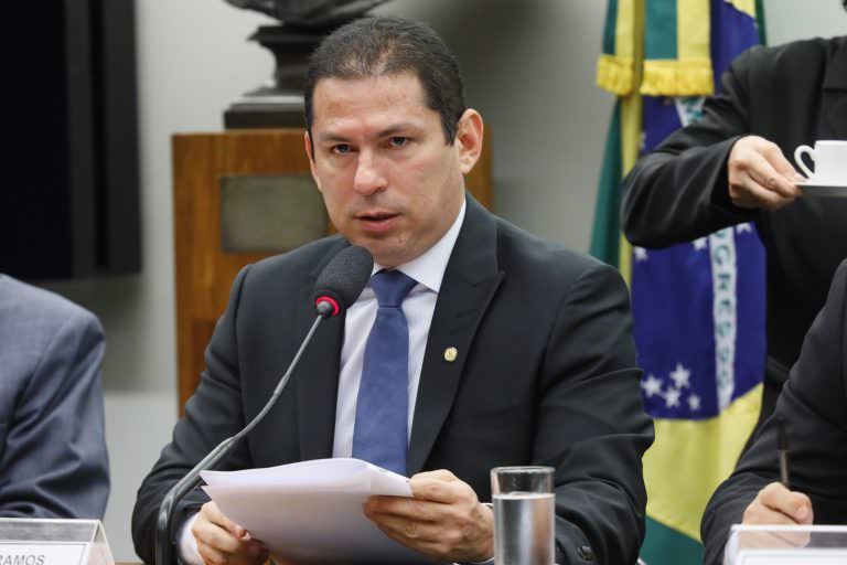Marcelo Ramos defende punição ao Ministério da Saúde se descumprir cronograma de vacinação