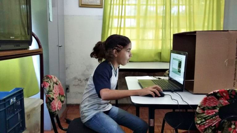 Bolsonaro veta ajuda financeira para internet de alunos e professores das escolas públicas