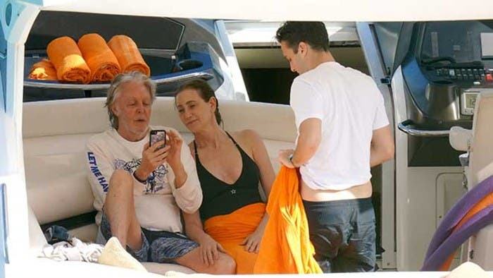 Paul McCartney e sua esposa curtem praia no Caribe