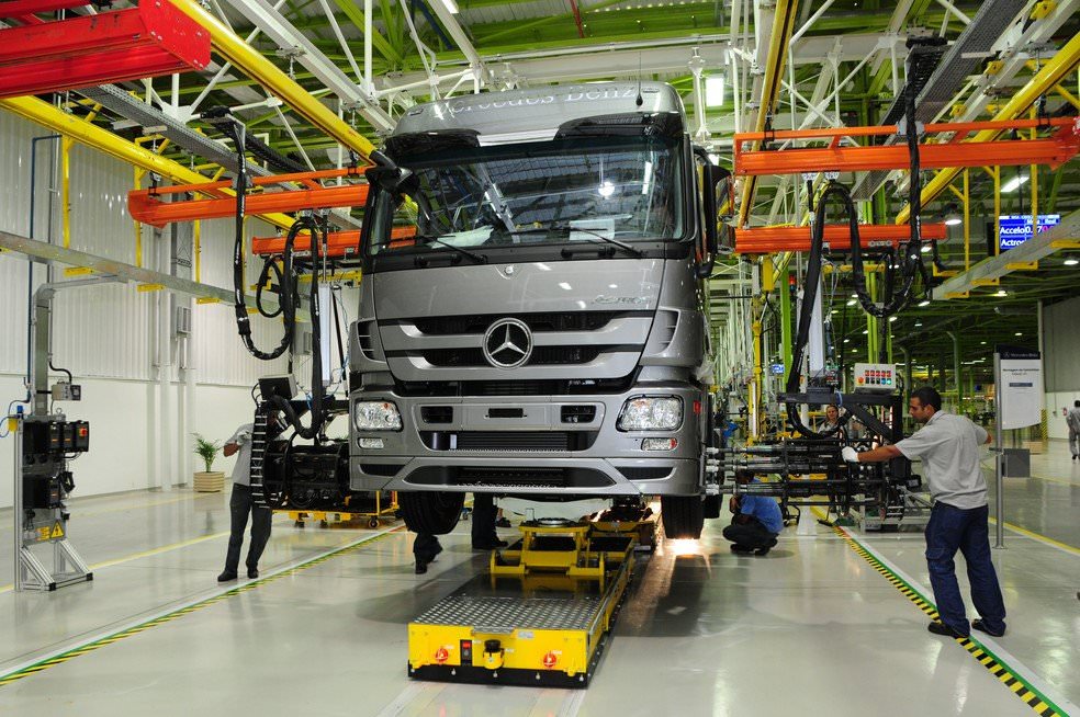 Mercedes-Benz paralisa produção de veículos após avanço da covid-19 no Brasil